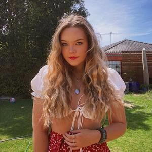 Meet your Posher, Chloe